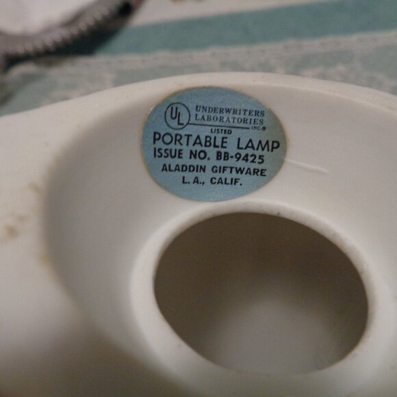 VINTAGE 2 SLEEPY CHILDREN POTTERY TOP OF A  SMALL LAMP - Picture 3 of 9